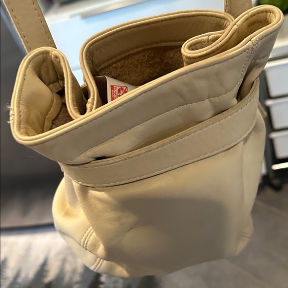 Vintage coach Cream Leather Shoulder Bag with Decorative Buckle amazing cond - Picture 7 of 8